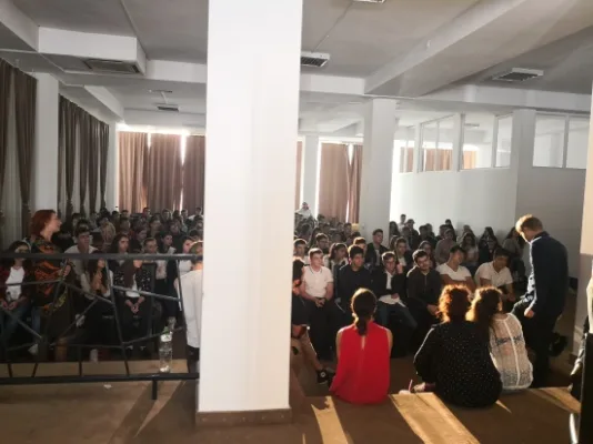 Proiectul cultural „Citește pentru a trăi” 3 dupa spectacol- discutii cu actorii - Liceul Viilor