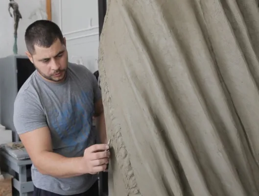 Prima statuie a Reginei Maria din afara graniţelor României, amplasată la Ashford în Marea Britanie, locul său de naştere 3 valentin duicu sculptor