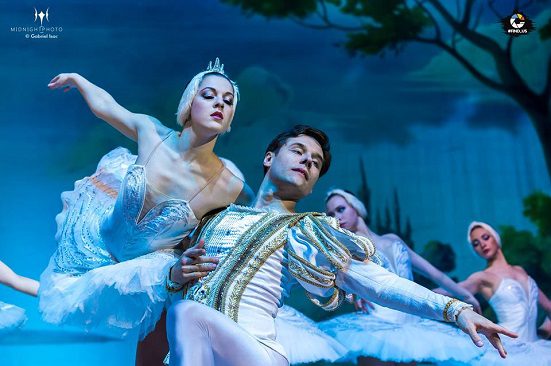 “A fost odată ca niciodată… o prințesă pe nume Odette”. Ianus trimite ajutoare magice: Lacul lebedelor – Balet pe gheață, la Sala Palatului! 4 patinatori, dans pe gheata