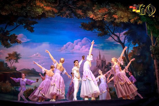 “A fost odată ca niciodată… o prințesă pe nume Odette”. Ianus trimite ajutoare magice: Lacul lebedelor – Balet pe gheață, la Sala Palatului! 3 patinatori rusi, dans pe gheata