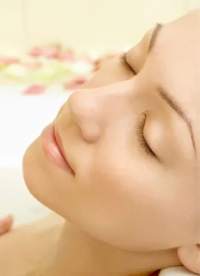 Un altfel de detox 3 femeie care se relaxeaza cu ochii inchisi